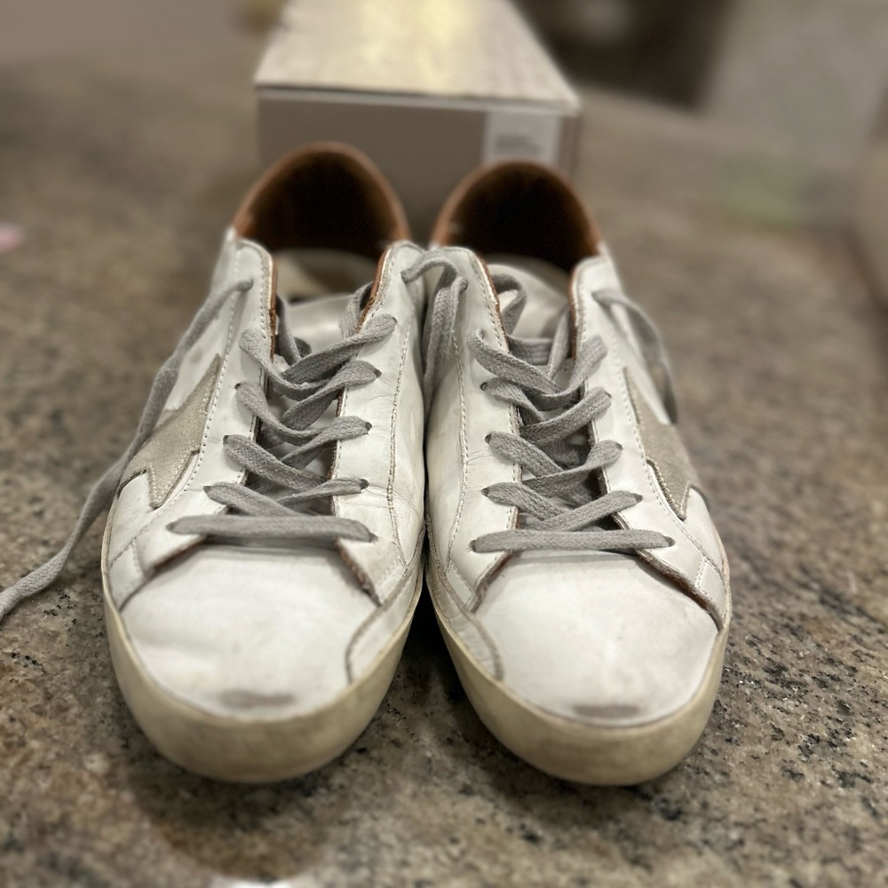 ⭐️Golden Goose⭐️

Superstar classic - white/ice/ light brown - sz 39